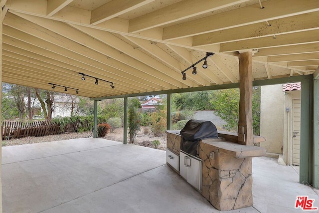 view of patio featuring an outdoor kitchen and grilling area