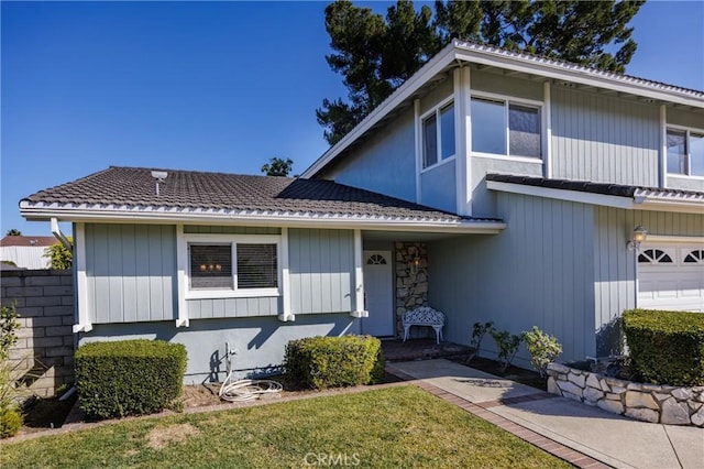 view of front of home featuring a garage and a front yard