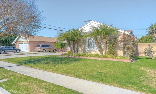 view of front of home featuring a front lawn