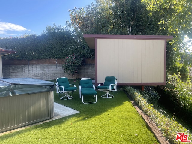 view of yard featuring a hot tub