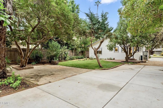 view of front of home with a patio and a front lawn