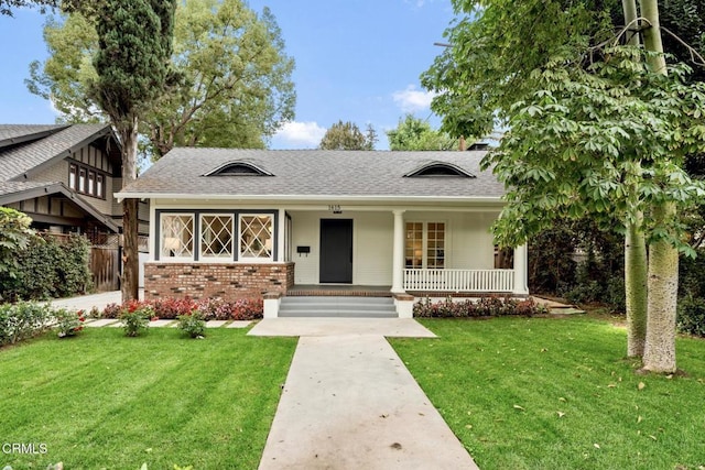 view of front of property featuring a porch and a front yard