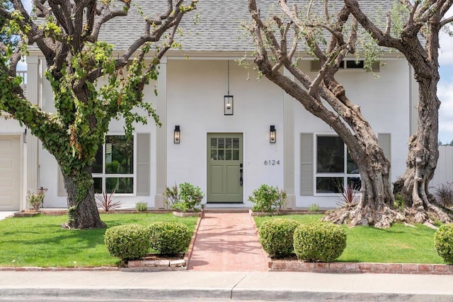 view of front of house featuring a front lawn