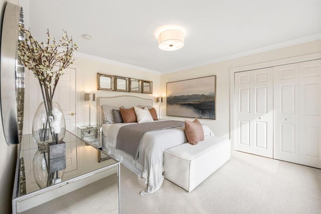 carpeted bedroom featuring crown molding and a closet