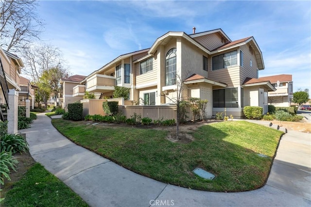 view of front of property featuring a front lawn