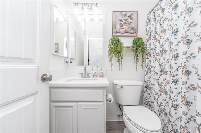 bathroom featuring a shower with curtain, vanity, and toilet