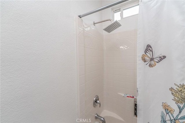 bathroom with shower / tub combo