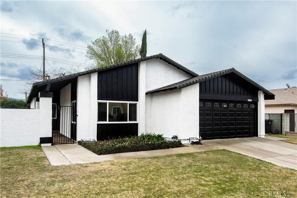 view of front of home featuring a garage and a front lawn