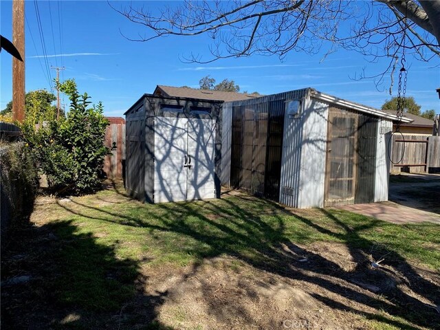 view of outdoor structure with a yard