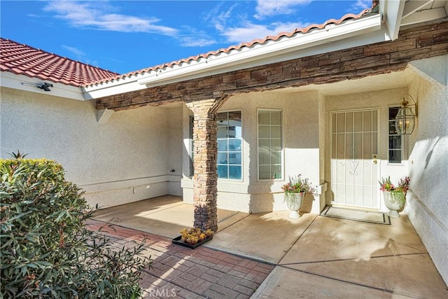 entrance to property featuring a patio