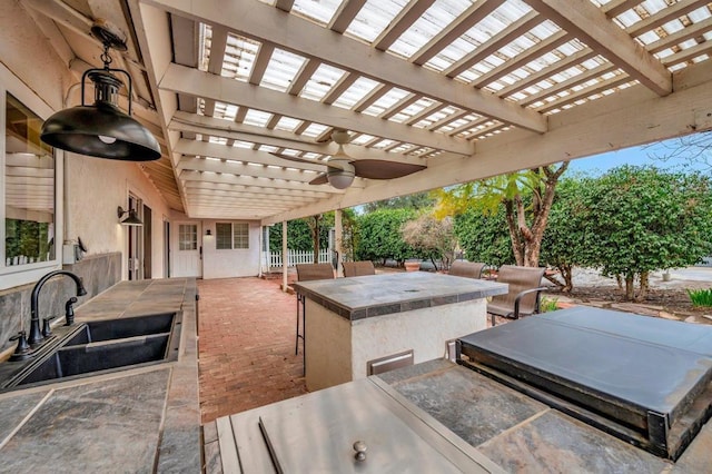 view of patio / terrace with a pergola, grilling area, a wet bar, and ceiling fan