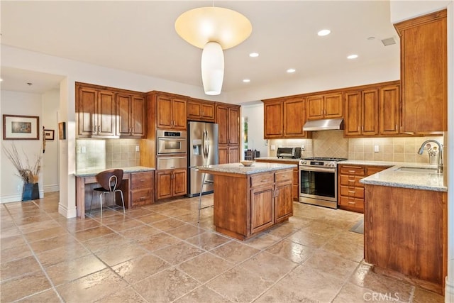 kitchen featuring sink, a breakfast bar area, hanging light fixtures, a kitchen island, and stainless steel appliances