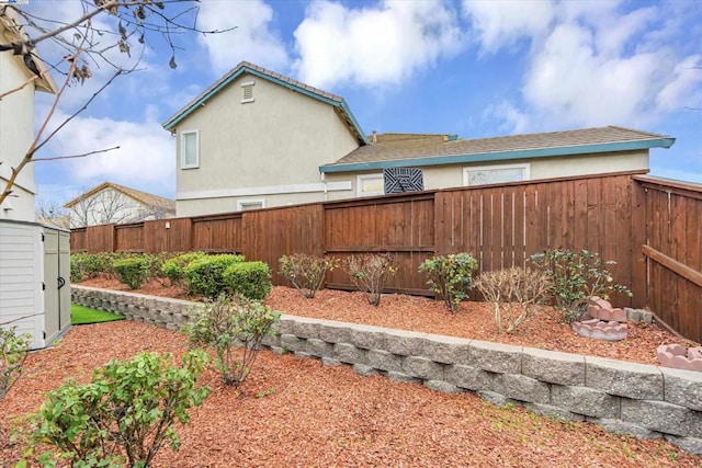 view of yard featuring a storage shed