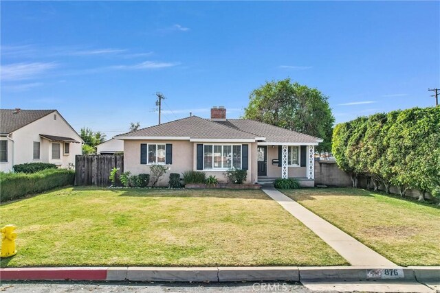 view of front of home featuring a front lawn