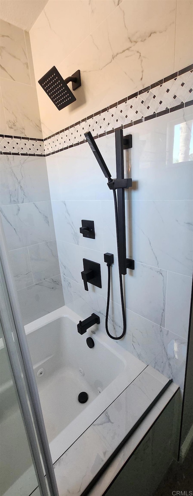 bathroom featuring tiled shower / bath combo