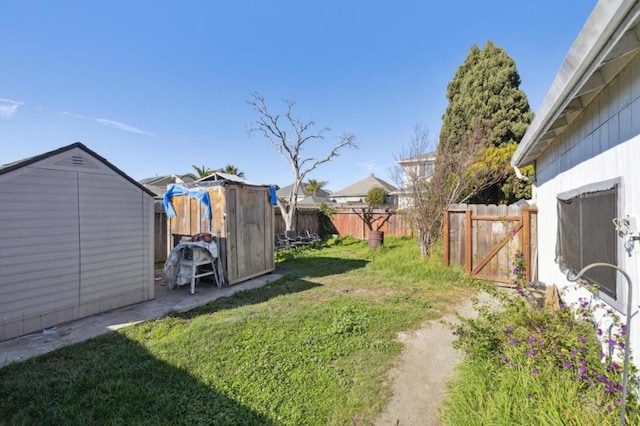 view of yard with a storage unit