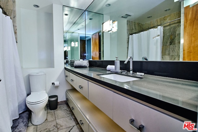 bathroom featuring a shower with curtain, vanity, and toilet