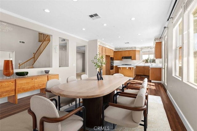 dining room featuring recessed lighting, dark wood-style flooring, visible vents, and baseboards