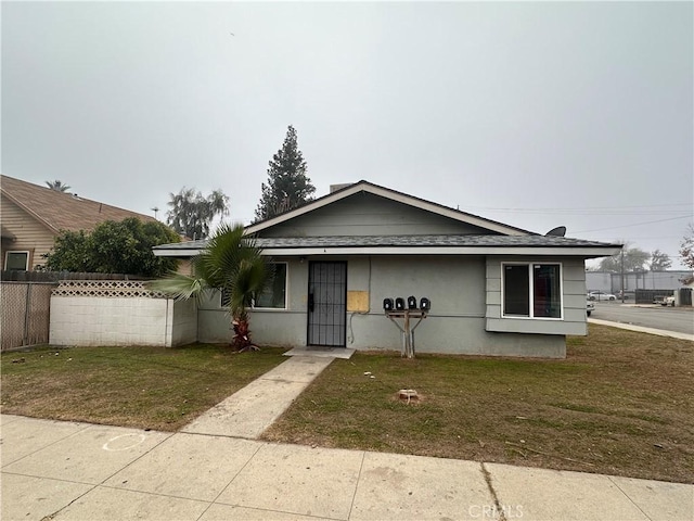 view of front of property featuring a front lawn