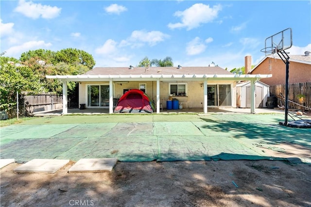 back of house featuring a storage shed