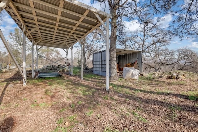 view of yard with an outdoor structure