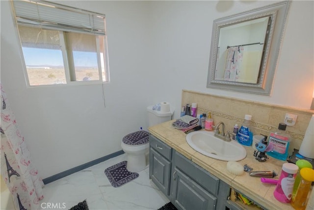 bathroom with vanity, toilet, curtained shower, and backsplash