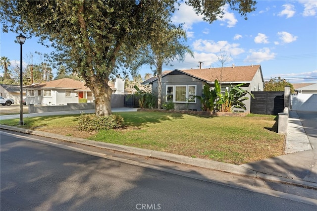 view of front of house featuring a front yard