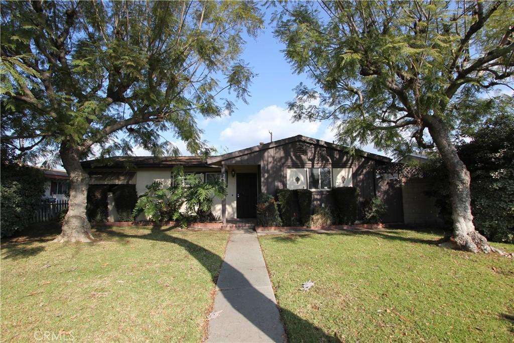 ranch-style home with a front yard