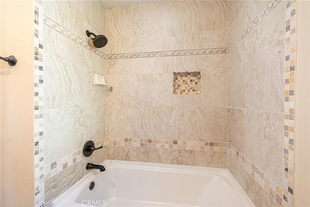 bathroom featuring tiled shower / bath