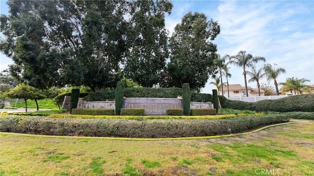 community sign featuring a yard