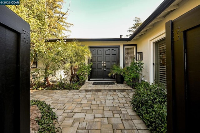 entrance to property featuring a patio area