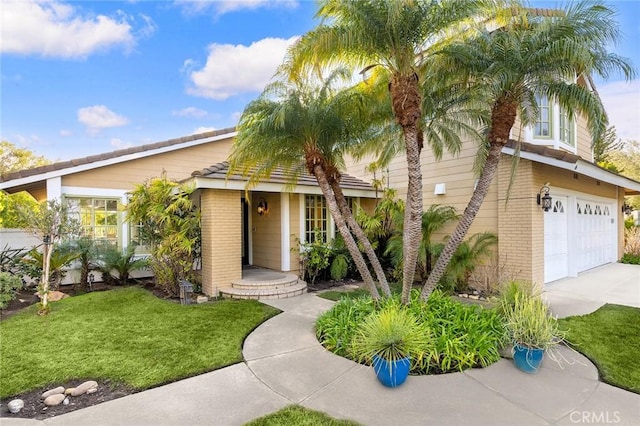 view of front facade featuring a garage and a front lawn