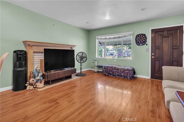 living area with light wood-style floors, recessed lighting, and baseboards