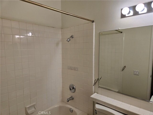 bathroom featuring tiled shower / bath combo