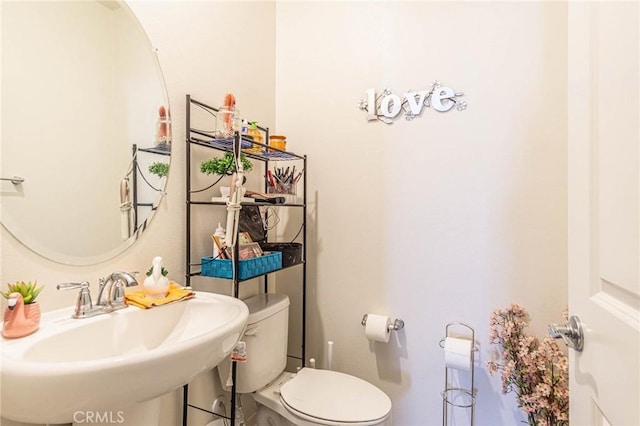 bathroom featuring toilet and sink