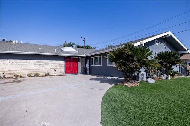 single story home with a front lawn