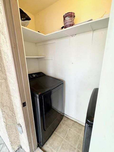 washroom featuring washing machine and clothes dryer