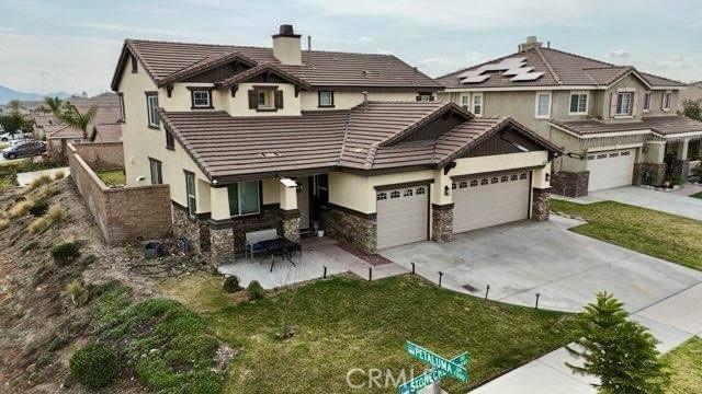 view of front of house with a garage and a front yard