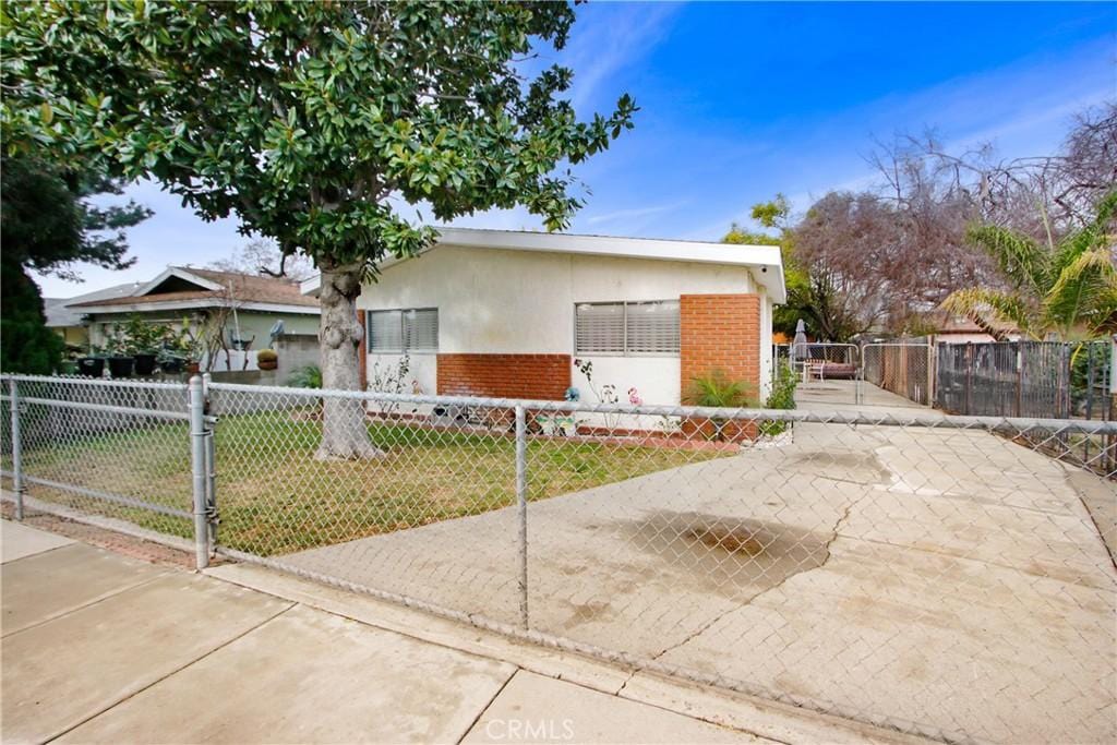 view of front of property with a front lawn