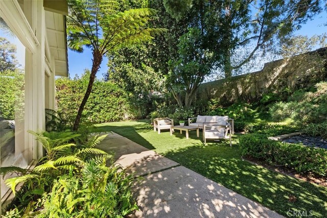 view of yard featuring an outdoor living space