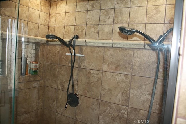 details with a tile shower