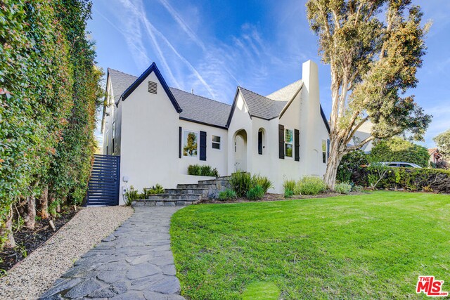 view of front of house with a front yard