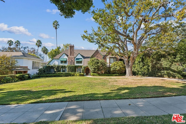 view of front of home featuring a front yard