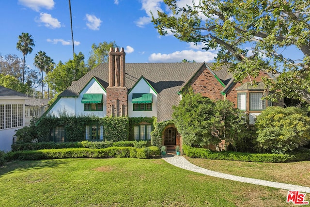 view of front facade featuring a front lawn