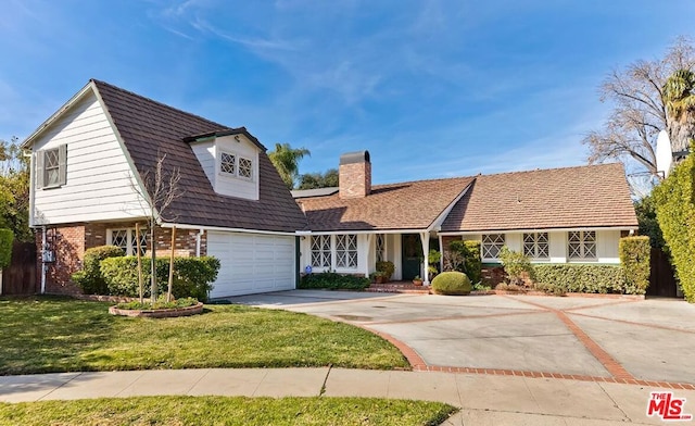 view of front of property featuring a front yard