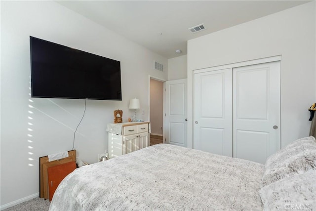 bedroom featuring carpet floors and a closet