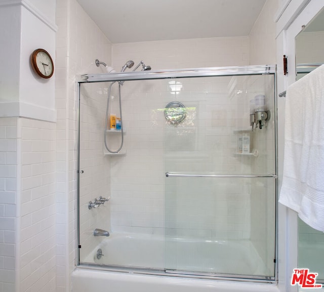 bathroom with enclosed tub / shower combo