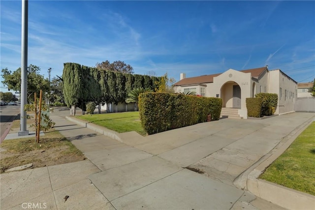 view of front of property with a front lawn