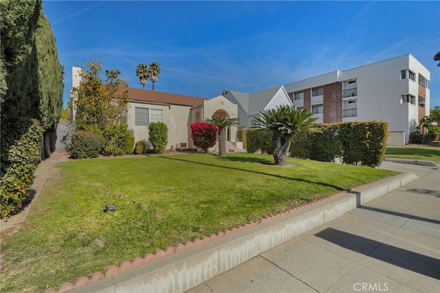 view of front of house featuring a front yard