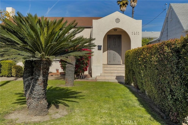 view of front of property featuring a front lawn